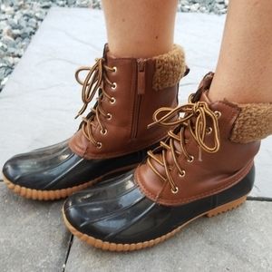 Duck boots with faux fur